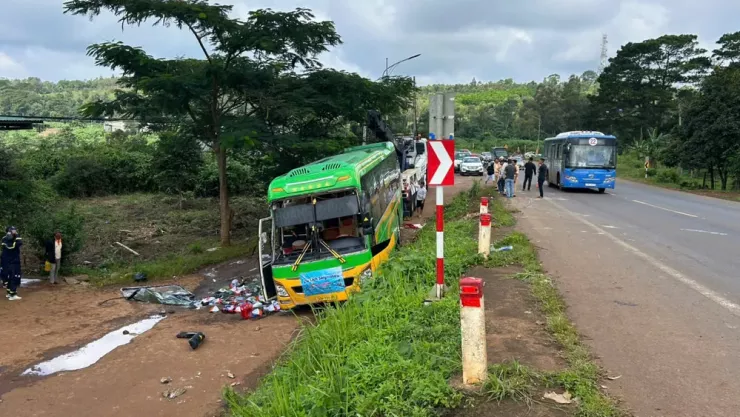 Khu vực xảy ra vụ lật xe khách. Ảnh: N.H