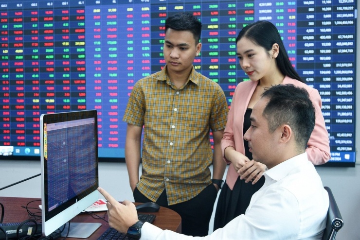 Kênh đầu tư chứng khoán đang hấp dẫn nhà đầu tư vì liên tục lập đỉnh.