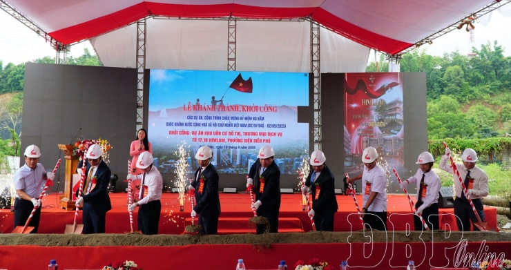 Đại biểu thực hiện nghi thức khởi công dự án Khu dân cư đô thị, thương mại dịch vụ tổ dân phố 17, 18 Him Lam, phường Điện Biên Phủ. Ảnh Báo Điện Biên phủ.