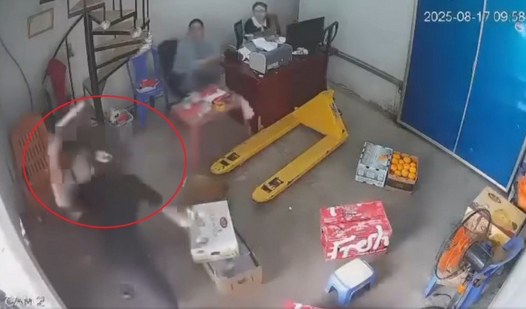 Hình ảnh camera ghi lại cảnh đối tượng cầm dao tấn công 3 người ở phường Hồng Bàng, TP Hải Phòng.