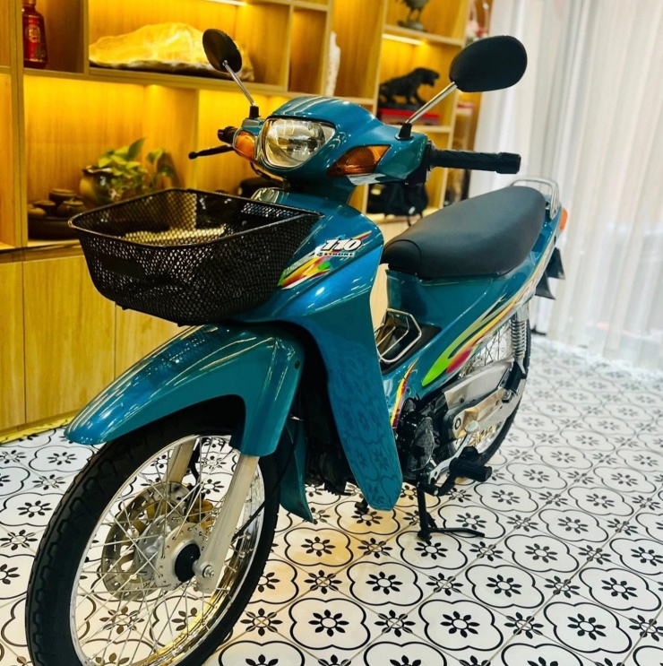 Chiếc Suzuki Best Thái 2001 biển tứ quý 9 này trở thành một “báu vật” đúng nghĩa, không chỉ với chủ nhân mà còn trong mắt cộng đồng đam mê xe máy cổ.