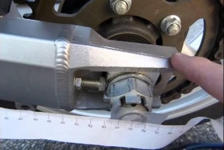 Dùng thước dây để đo độ cân bằng ở hai trục bánh xe phía sau. Ảnh: The Over Engineer