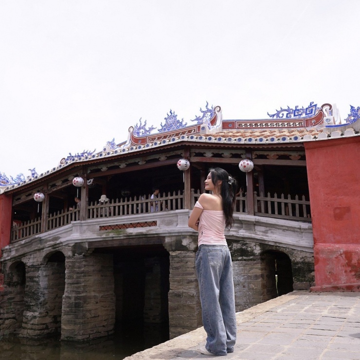 Check in chùa Cầu. Ảnh Anh Ha Pham