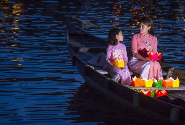 Thả hoa đăng trên sông Hoài. Ảnh Vinpearl