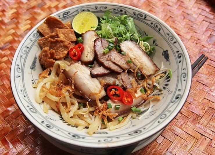 Thưởng thức cao lầu. Ảnh DRT