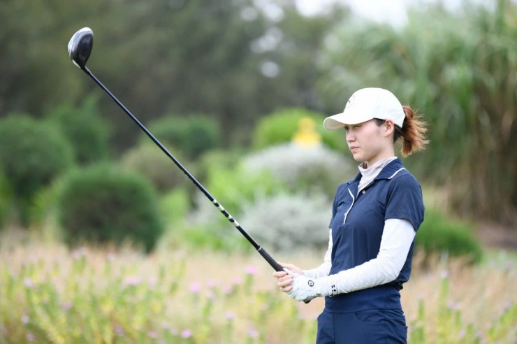 Là một trong những gương mặt quen thuộc của làng golf nữ Việt Nam, Khuê Minh bước vào giải đấu với phong thái tự tin, bản lĩnh