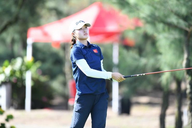 Bước vào Giải Vô địch Golf Quốc gia 2025, Chúc An đặt mục tiêu không chỉ bảo vệ “ngôi hậu” mà còn cải thiện điểm số so với hai năm trước, qua đó củng cố vị thế trong làng golf nữ Việt Nam. Nếu tiếp tục giành chiến thắng tại Gia Lai năm nay, Chúc An sẽ trở thành golfer đầu tiên 3 lần liên tiếp đăng quang Giải Vô địch Golf Quốc gia, một kỷ lục vô tiền khoáng hậu