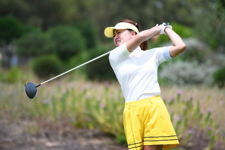 Ngô Bảo Nghi, một trong những nữ golfer thế hệ đầu tiên đưa Việt Nam ra đấu trường quốc tế. Cô ghi dấu ấn đậm nét với 3 năm liên tiếp vô địch Giải Nghiệp dư nữ Quốc gia (2009 - 2011), đồng thời giữ kỷ lục 6 lần liên tiếp vô địch Giải Trẻ Quốc gia (2008 - 2013)
