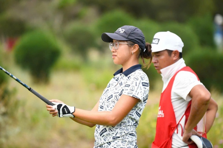 Nguyễn Vũ Hoàng Anh là một trong những golfer đang dẫn đầu bảng xếp hạng nữ Giải Vô địch Golf Quốc gia - Gia Lai 2025 ở ngày thi đấu đầu tiên. Với lối chơi ổn định, những cú đánh chắc chắn và tâm lý thi đấu vững vàng, Hoàng Anh cũng là cái tên đáng chú ý trong cuộc đua vô địch