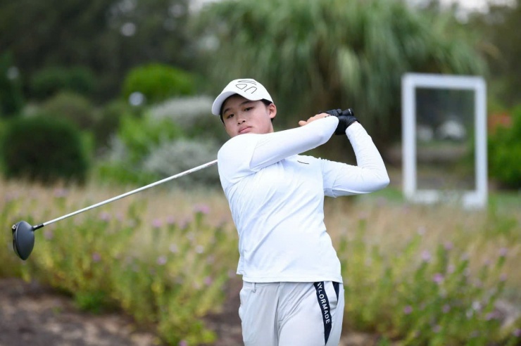 Khác với sự chững chạc của các golfer giàu kinh nghiệm, Thân Bảo Nghi mang đến màu sắc trẻ trung, hồn nhiên nhưng không kém phần quyết tâm. Cô gái nhỏ bé nhưng đầy khát vọng này đang dần khẳng định vị trí trong làng golf nữ, sẵn sàng viết tiếp câu chuyện mới tại giải đấu năm nay