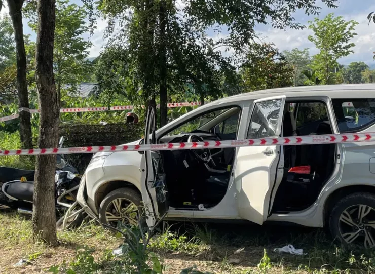 Cảnh sát phong tỏa, khám nghiệm hiện trường, phương tiện vụ việc. Ảnh PĐ.