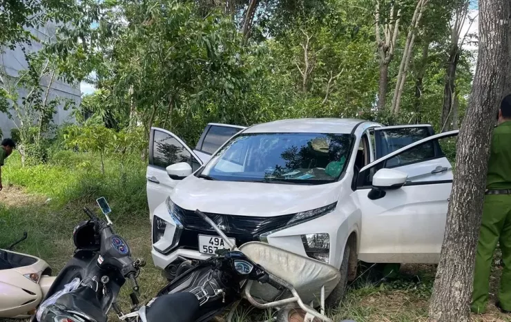 Hiện trường đối tượng nghi tàng trữ trái phép chất ma túy tông vào mô tô cảnh sát.