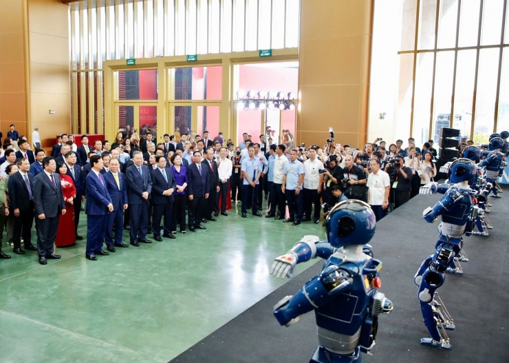 Sau lễ khánh thành, Tổng Bí thư Tô Lâm, Thủ tướng Phạm Minh Chính cùng các đại biểu đã dành thời gian tham quan, tìm hiểu không gian và các hạng mục của Trung tâm Hội chợ triển lãm quốc gia. Tại đây, lãnh đạo Đảng, Nhà nước cùng các đại biểu đã xem màn trình diễn của robot hình người VinMotion - một sản phẩm của Tập đoàn Vingroup.