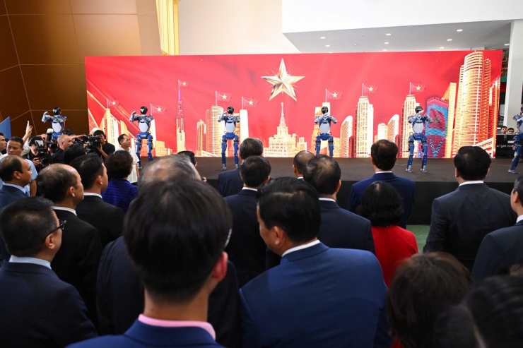 Robot này có khả năng thực hiện các thao tác cơ bản như đi bộ, vẫy tay và tương tác bằng cử chỉ, thể hiện tiềm năng lớn trong việc ứng dụng vào dây chuyền sản xuất, dịch vụ và đời sống. Giai đoạn đầu, robot sẽ được triển khai trong các nhà máy sản xuất của VinFast - thương hiệu xe điện toàn cầu thuộc Vingroup, hỗ trợ công việc vận chuyển linh kiện, kiểm tra chất lượng v.v...