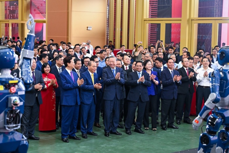 Màn trình diễn của robot nhận được những tràng pháo tay từ các vị khách tham quan.