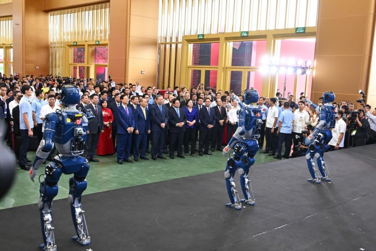Robot hình người đánh dấu bước tiến lớn của Vingroup vào lĩnh vực công nghệ cao, mở ra kỳ vọng đưa Việt Nam góp mặt trong cuộc đua robot toàn cầu.