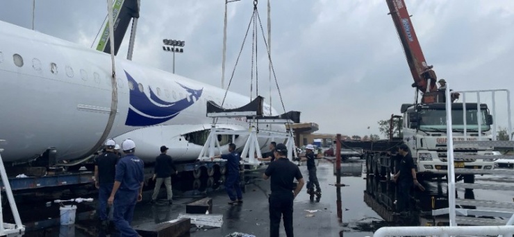 Máy bay A320 được vận chuyển từ Công ty Cổ phần dịch vụ kỹ thuật hàng không (AESC) đến Trung tâm triển lãm.