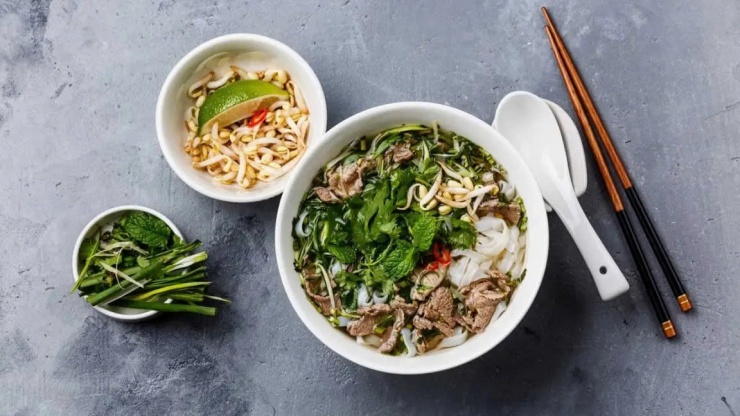 Cảm giác “ăn phở ít béo hơn” chủ yếu đến từ độ lỏng và dễ tiêu của món ăn, khiến dạ dày không quá nặng nề sau khi dùng bữa.