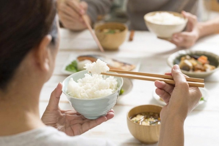 Khi ăn cơm, nên ưu tiên các món luộc, hấp, kho nhạt thay vì chiên xào nhiều dầu mỡ.