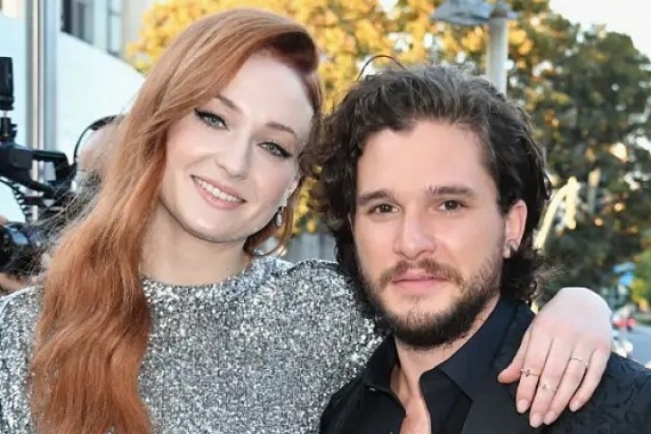 Sophie Turner thú nhận 'nôn khan' sau cảnh hôn với bạn diễn