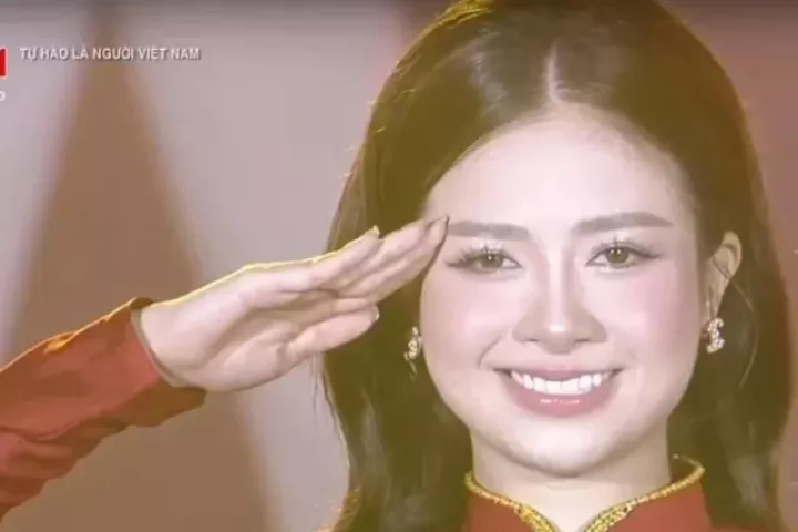 Nhan sắc nữ ca sĩ gây sốt với khoảnh khắc chào cờ trên sóng truyền hình