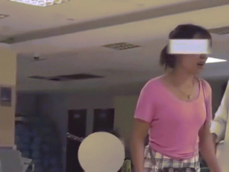 Trung Quốc: Bé gái 3 tuổi bị dụng cụ nhà bếp cắm vào đầu, vẫn bình tĩnh khó tin