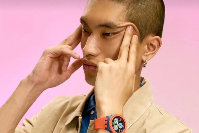 Nam người mẫu châu Á kéo đuôi mắt lên cao trong loạt ảnh giới thiệu bộ sưu tập Swatch Essentials.