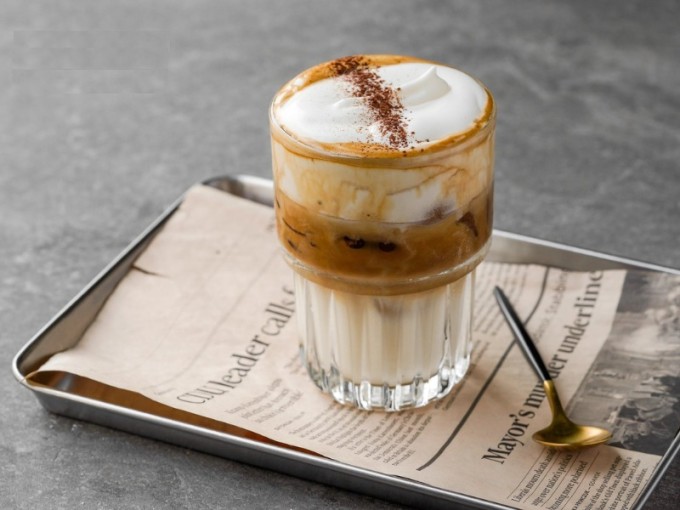 Thói quen uống cà phê sữa, cà phê muối... khiến bạn nạp vào cơ thể lượng calo cùng lượng đường lớn.