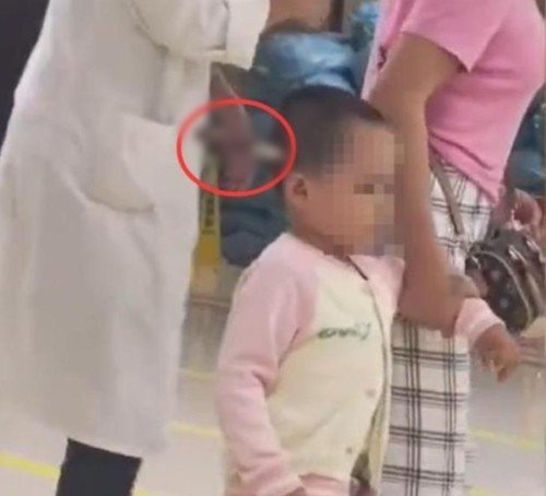 Ai nhìn bé gái cũng thấy thương cảm và lo lắng. Ảnh: zx0001/ News China.