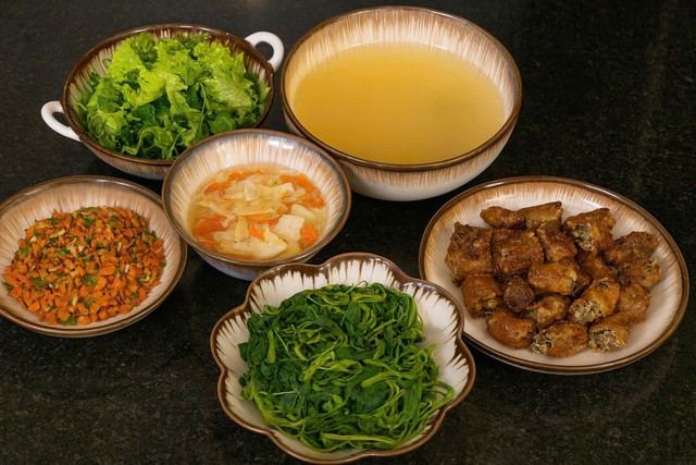 Món ăn ngon trong mâm cơm này có: Nem rán + rau muống luộc + tép rang + nước rau luộc + rau sống.