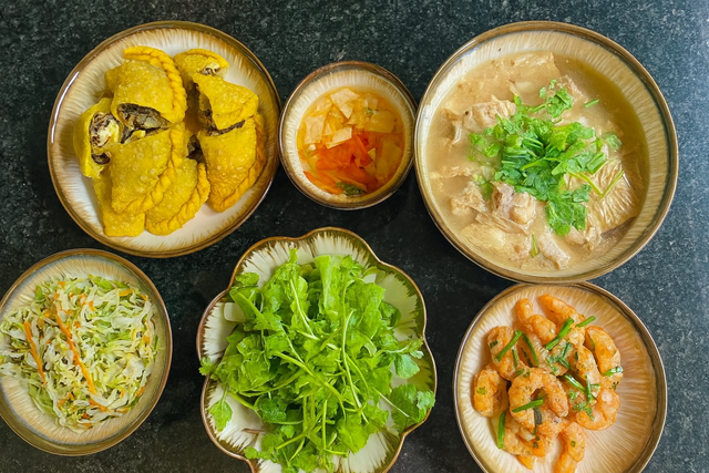Món ăn ngon trong mâm cơm này có: Bánh gối + canh măng khô + tôm xào bơ tỏi + rau sống + bắp cải muối.