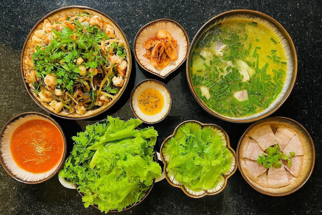 Món ăn ngon trong mâm cơm này có: Miến xào hải sản + canh xương nấu củ từ + thịt luộc + rau sống.