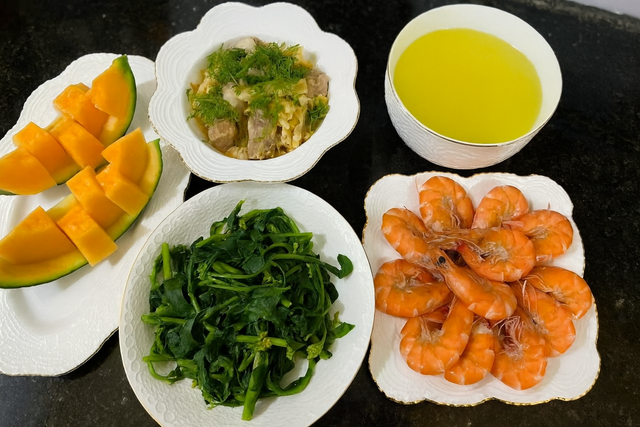 Món ăn ngon trong mâm cơm này có: Tôm hấp xả + rau cải luộc + thịt gà nấu gừng + nước rau + dưa vàng.