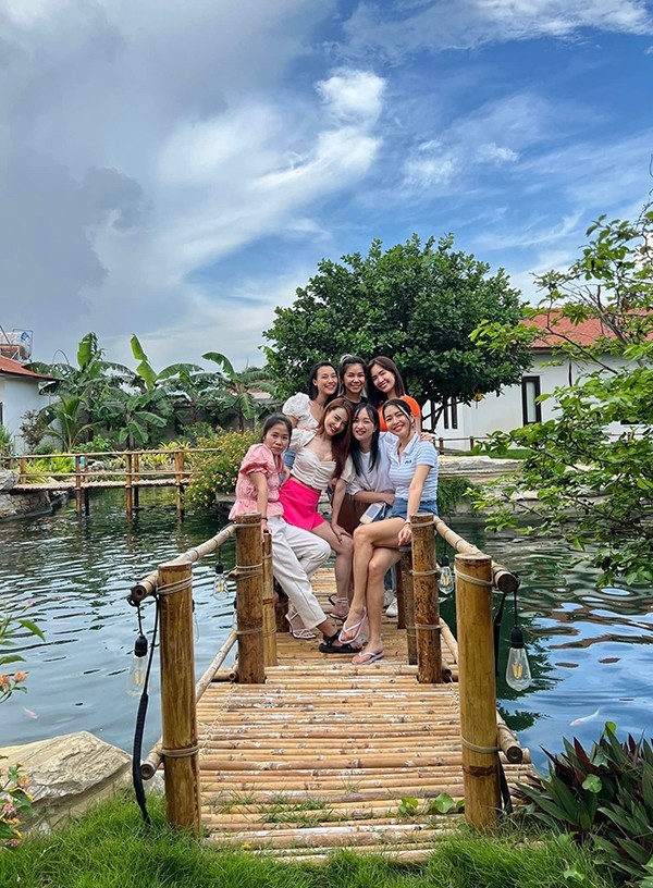 Á hậu Hoàng Oanh (trái, hàng sau cùng), ca sĩ Ái Phương (phải, hàng sau) trong một lần ghé thăm nhà Trường Giang - Nhã Phương.