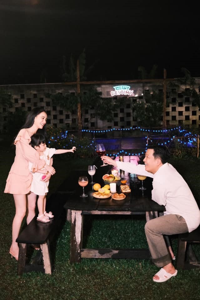 Trong sân vườn còn có khu vực dùng bữa tối hoặc mở tiệc nướng mỗi khi có khách ghé chơi.