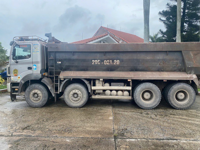 Chiếc ô tô tải để đất đá rơi vãi khắp đường. Ảnh CSGT cung cấp