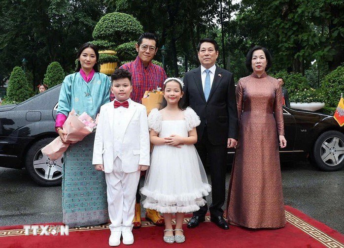 Chủ tịch nước Lương Cường và Phu nhân Nguyễn Thị Minh Nguyệt đón Quốc vương Bhutan Jigme Khesar Namgyel Wangchuck và Hoàng hậu Jetsun Pema. Ảnh: TTXVN