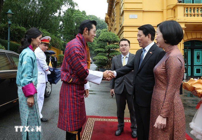 Chủ tịch nước Lương Cường và Phu nhân Nguyễn Thị Minh Nguyệt đón Quốc vương Bhutan Jigme Khesar Namgyel Wangchuck và Hoàng hậu Jetsun Pema. Ảnh: TTXVN