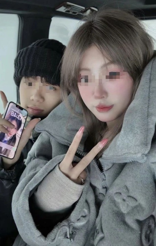 Huang và bạn gái. Ảnh: 163