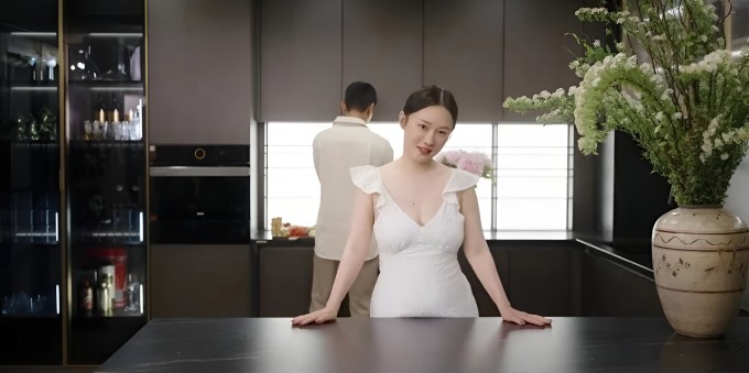 Một tạp chí nội thất gần đây đăng ảnh ngôi nhà mới của cặp diễn viên Hoắc Tư Yến - Đỗ Giang tại ngoại ô Bắc Kinh. Họ chuyển đến biệt thự có diện tích gần 3.000 m2 và được thiết kế theo phong cách Marocco này vào năm 2023.