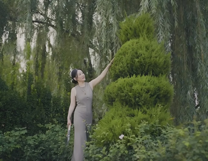 Ngày chuyển nhà trùng với kỷ niệm 10 năm ngày cưới của cô và Đỗ Giang, lại là năm Mão, nên họ đã trồng một cây thông hình thỏ lớn trước cửa nhà. Hiện tại, cây đã phát triển tốt hơn và cần được cắt tỉa thường xuyên.