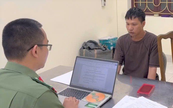 Cơ quan công an làm việc với Nìm Cún Pẩu, kẻ quản lý đường dây lừa đảo 13.543 người Việt Nam. Ảnh: Công an cung cấp