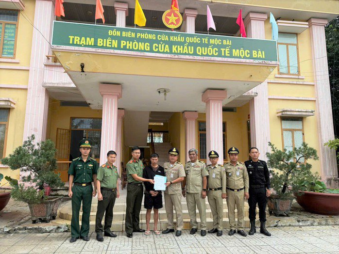 Nìm Cún Pẩu bị bắt khi đang lẩn trốn tại khu Tam Thái Tử, Campuchia. Ảnh: Công an cung cấp