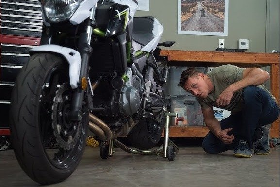 Giống như ô tô, bánh xe máy cũng cần căn chỉnh định kỳ. Ảnh: Motorcyclist Magazine