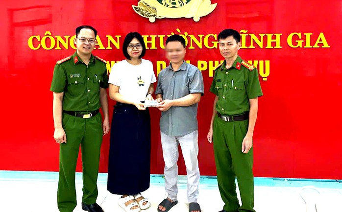 Lực lượng công an và nữ giáo viên Lê Thị Huyền trao trả lại số tiền cho khách bỏ quên
