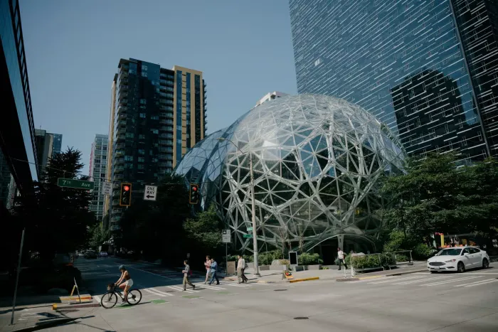Bên ngoài trụ sở Amazon ở Seattle, bang Washington (Mỹ). Ảnh: Grant Hindsley/BLOOMBERG
