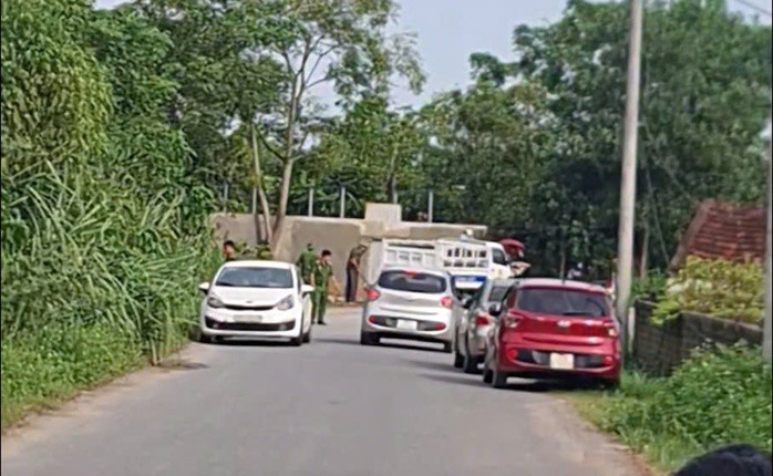 Lực lượng chức năng có mặt tại khu vực phát hiện 2 thi thể. Ảnh: Q. Lưu