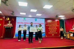 Cathay Life Việt Nam trao học bổng cho sinh viên tại khu vực Thái Bình