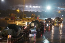 Xe tăng, khí tài quân sự 'hành quân' trong đêm mưa Hà Nội