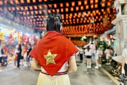 Thị trường - Tiêu dùng - Gấu bông yêu nước, khăn choàng sao vàng, phụ kiện check-in dịp 2/9... nhuộm đỏ phố Hàng Mã